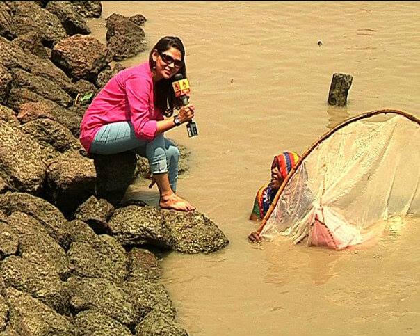 This lady fetching fish eggs in chest-deep water told Sudipta her election demand is a big utensil